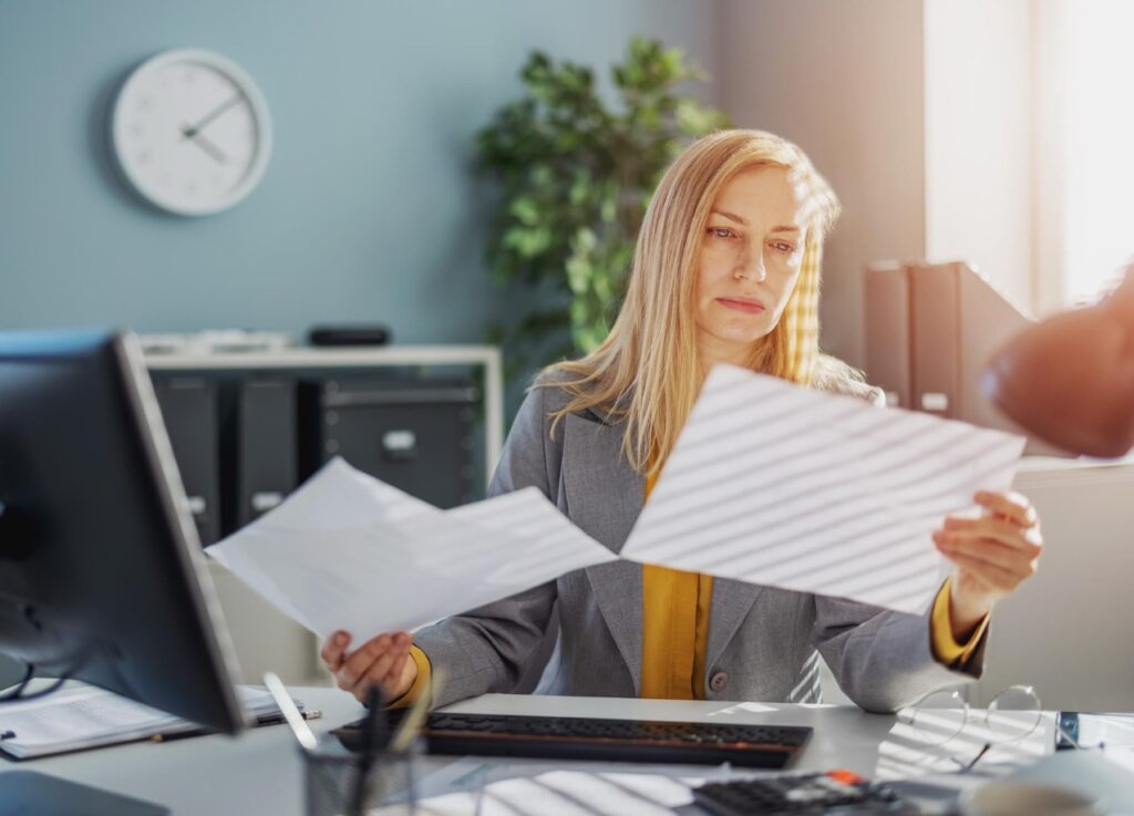 W Polsce publiczne przetargi stanowią znaczącą część rynku zamówień, oferując przedsiębiorstwom różnych branż możliwość realizacji projektów na wielką skalę