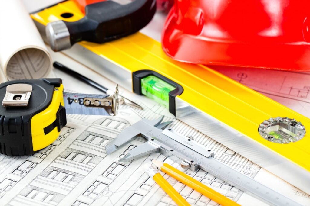 Każdy przetarg w Polsce musi być prowadzony według ściśle określonych reguł prawnych, które zapewniają wszystkim uczestnikom równe traktowanie i transparentność procesu.